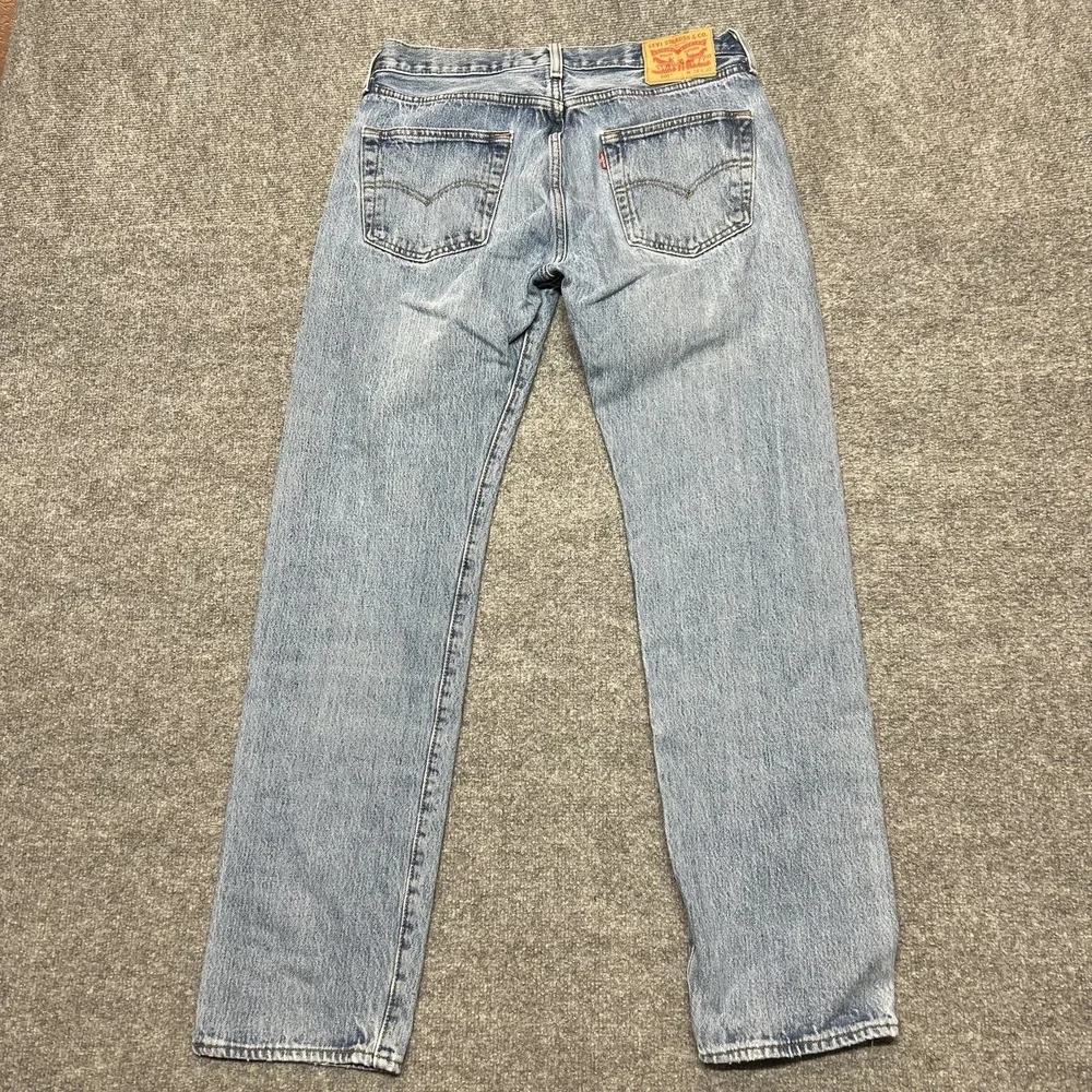 Levis 501 Jeans Mens 31x32 Blue Light Wash Straight Leg Button Fly Denim Pants